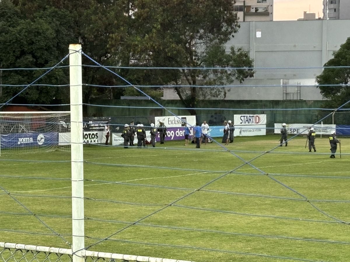 Policia Militar deteve alguns torcedores por confusão dentro do gramado do Salvador Costa