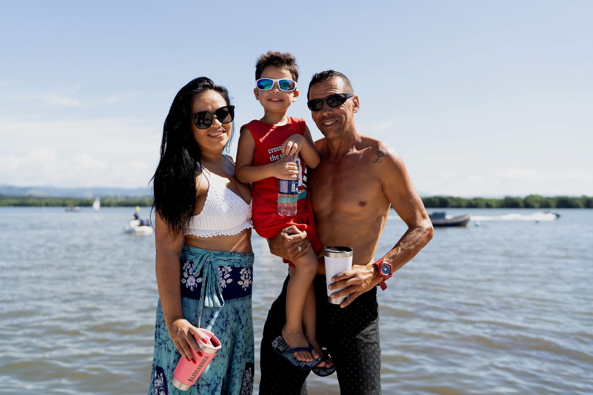 Wesley, Alessandra e Téo. A família, moradora das CAieiras, estava animada pela competição e levou o menino para andar de barco pela primeira vez