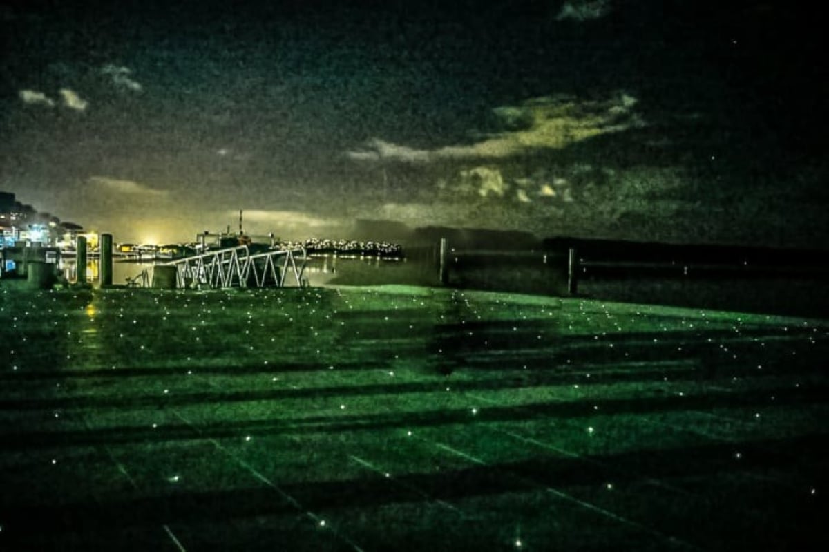Iluminação especial, que será acionada à noite, foi instalada em duas áreas de embarque e desembarque nos píeres da nova orla, em Vitória