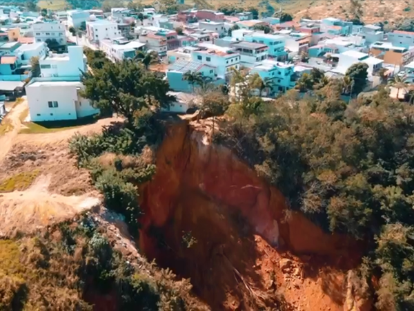 Imagens de drone mostram cratera aberta após desmoronamento em Colatina