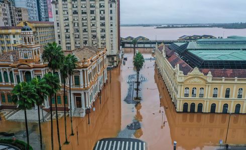 Régua no cais Mauá marca 3,92 metros nesta quarta-feira (22). Nível ainda acima da cota de inundação, que é de 3 metros. Água recuou em bairros da cidade, permitindo que população voltasse para casa, deixando estragos para trás.