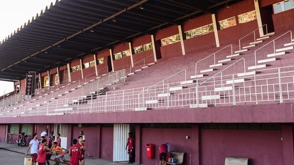 A polícia militar foi acionada para conter a confusão. Veja vídeo;