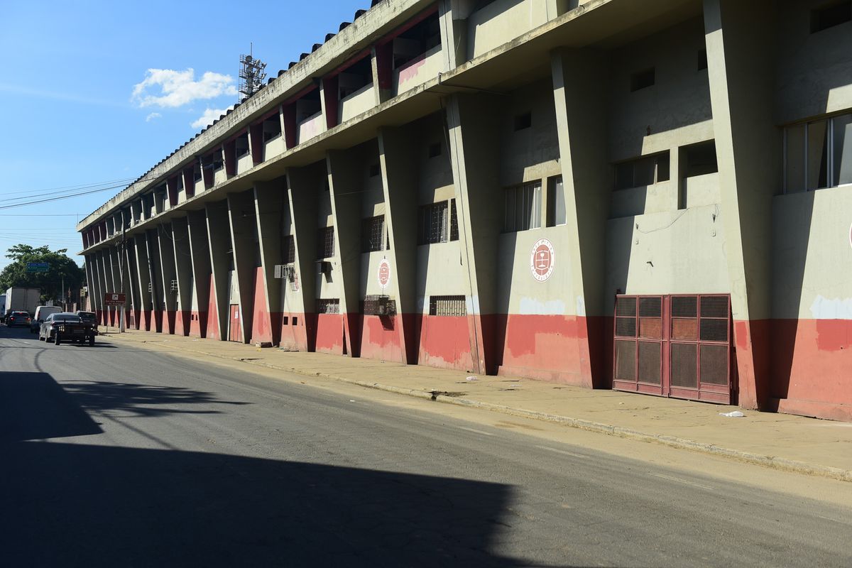 Estádio Engenheiro Alencar de Araripe segue aberto  por Vitor Jubini