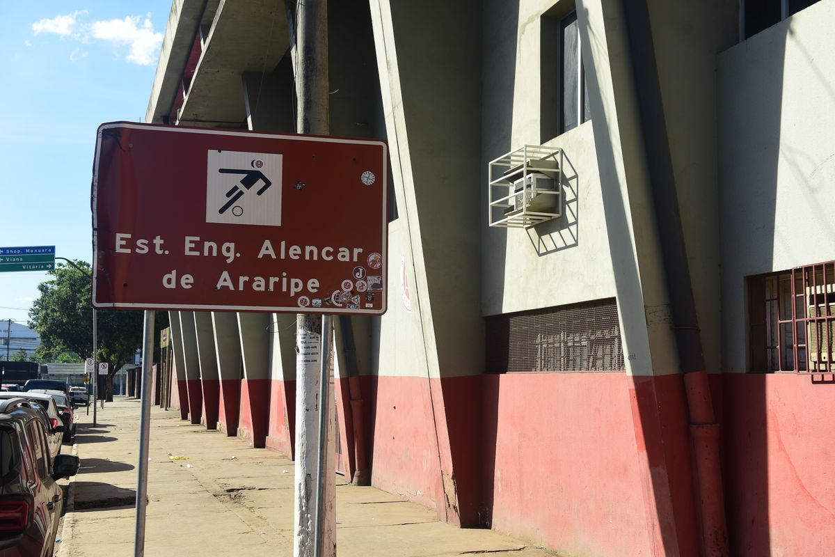 Estádio Engenheiro Alencar de Araripe segue aberto  por Vitor Jubini