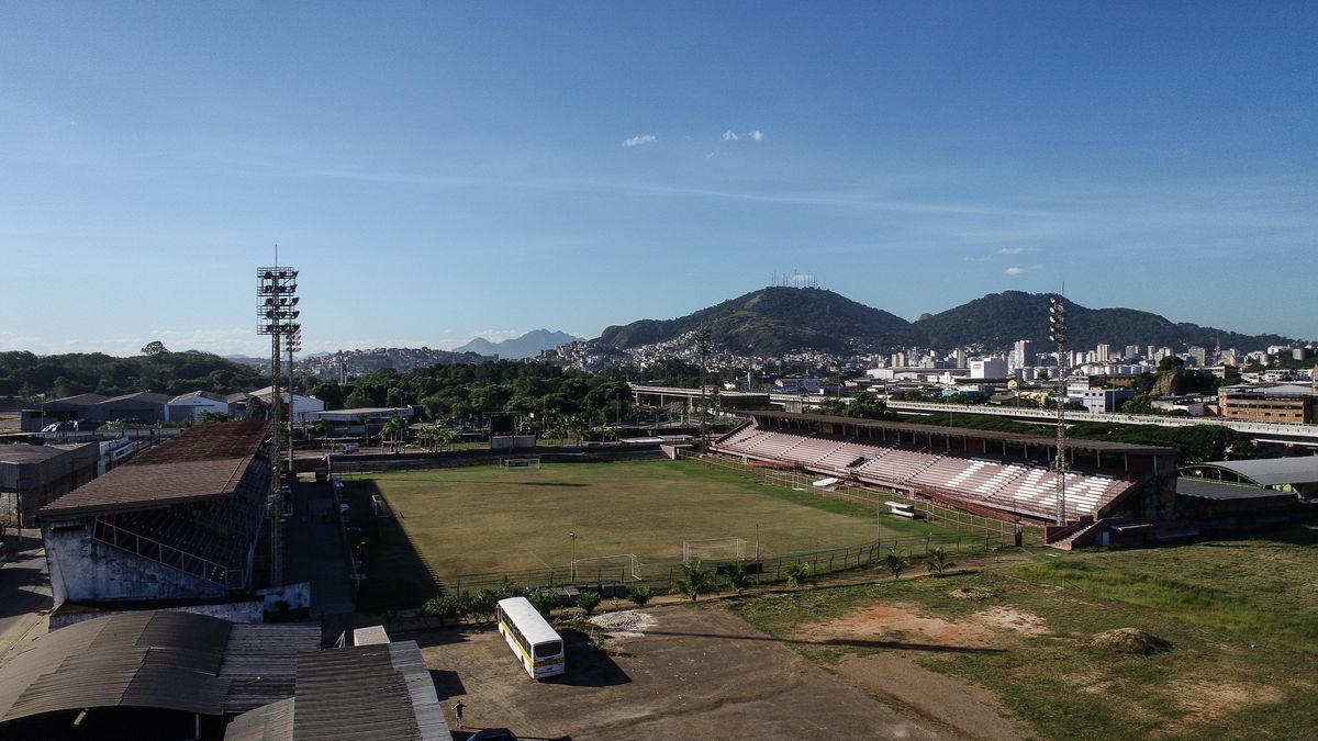 Estádio Engenheiro Alencar de Araripe segue aberto  por Vitor Jubini