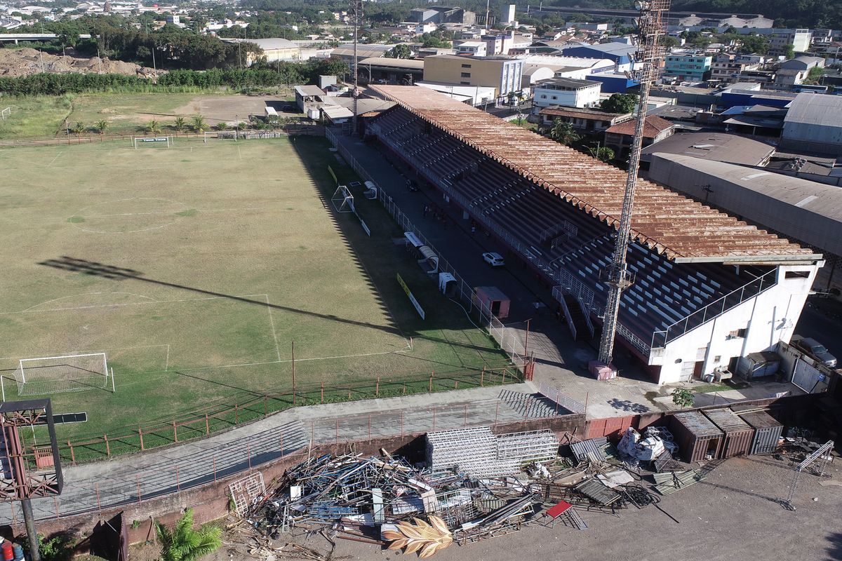 Estádio Engenheiro Alencar de Araripe segue aberto  por Vitor Jubini