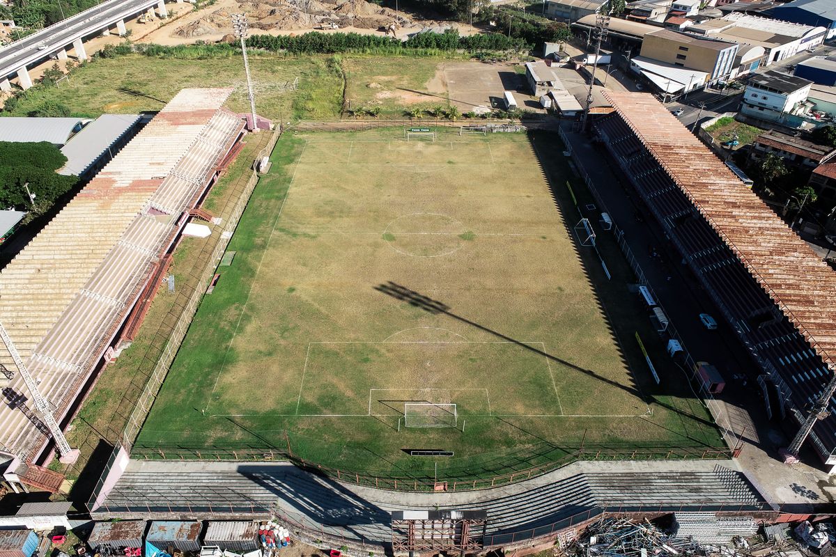 Estádio Engenheiro Alencar de Araripe segue aberto  por Vitor Jubini
