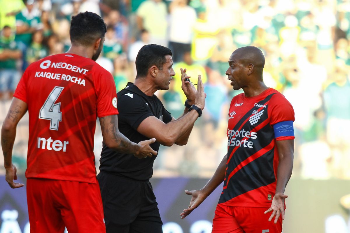 Fernandinho sofreu falta, mas acabou recebendo cartão amarelo no jogo entre Athletico-PR e Palmeiras