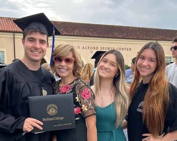 João Augusto, Rose Miriam e as gêmeas Marina e Sofia: filhos de Gugu Liberato aparecem em foto ao lado da mãe