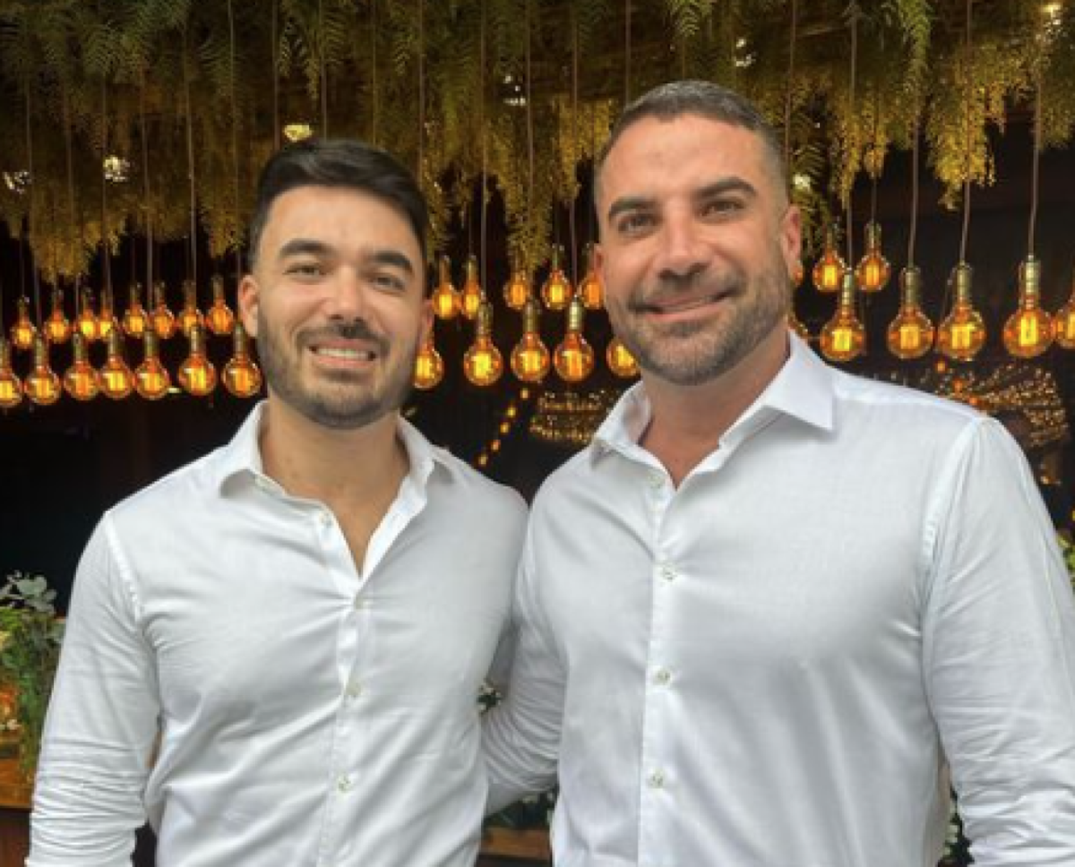 O médico Leandro Médice ao lado do marido, João Paulo