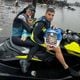 Carol Nakamura e Guilherme Leonel usam moto aquática nos resgates de animais 