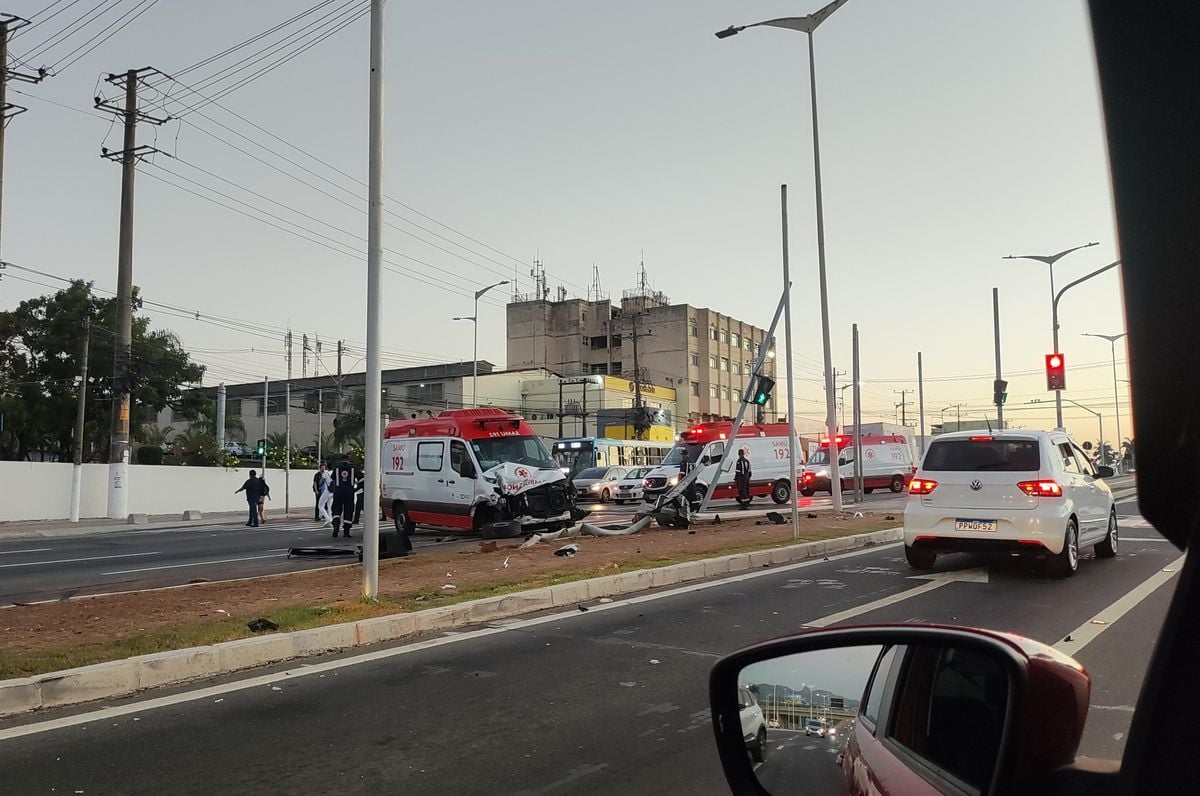 Ambulância do Samu bate em semáforo e complica trânsito na Serra 