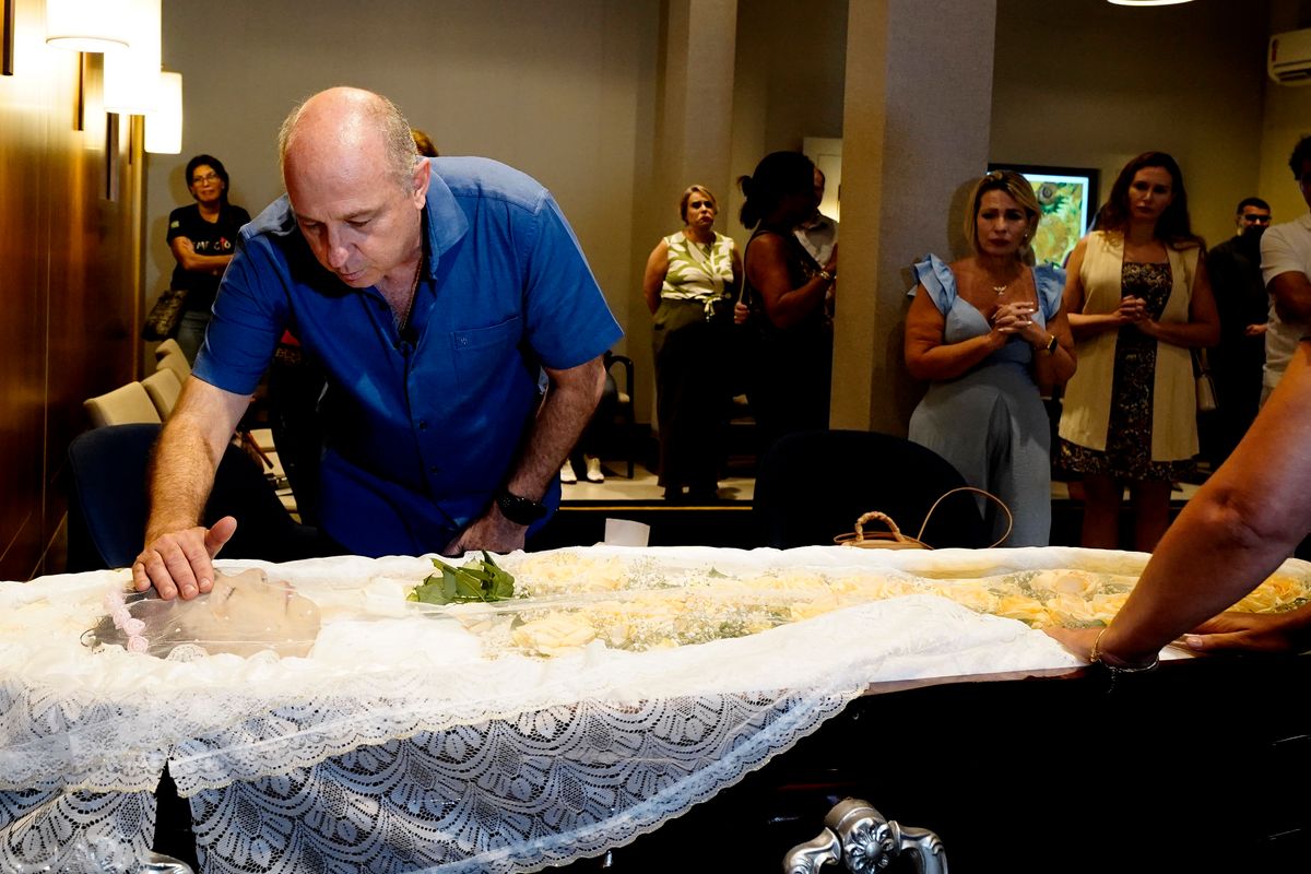 Despedida de Clarinha, paciente misteriosa que ficou 24 anos em coma no HPM