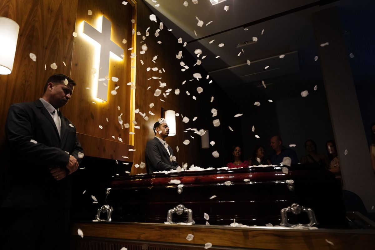 Despedida de Clarinha, paciente misteriosa que ficou em coma durante 24 anos no HPM