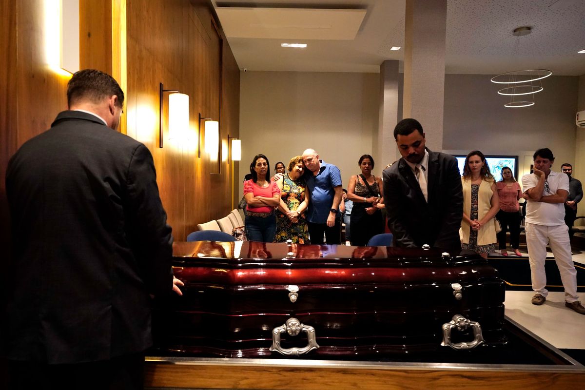 Despedida de Clarinha, paciente misteriosa que ficou em coma durante 24 anos no HPM por Fernando Madeira