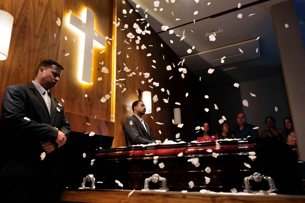 Despedida de Clarinha, paciente misteriosa que ficou em coma durante 24 anos no HPM por Fernando Madeira