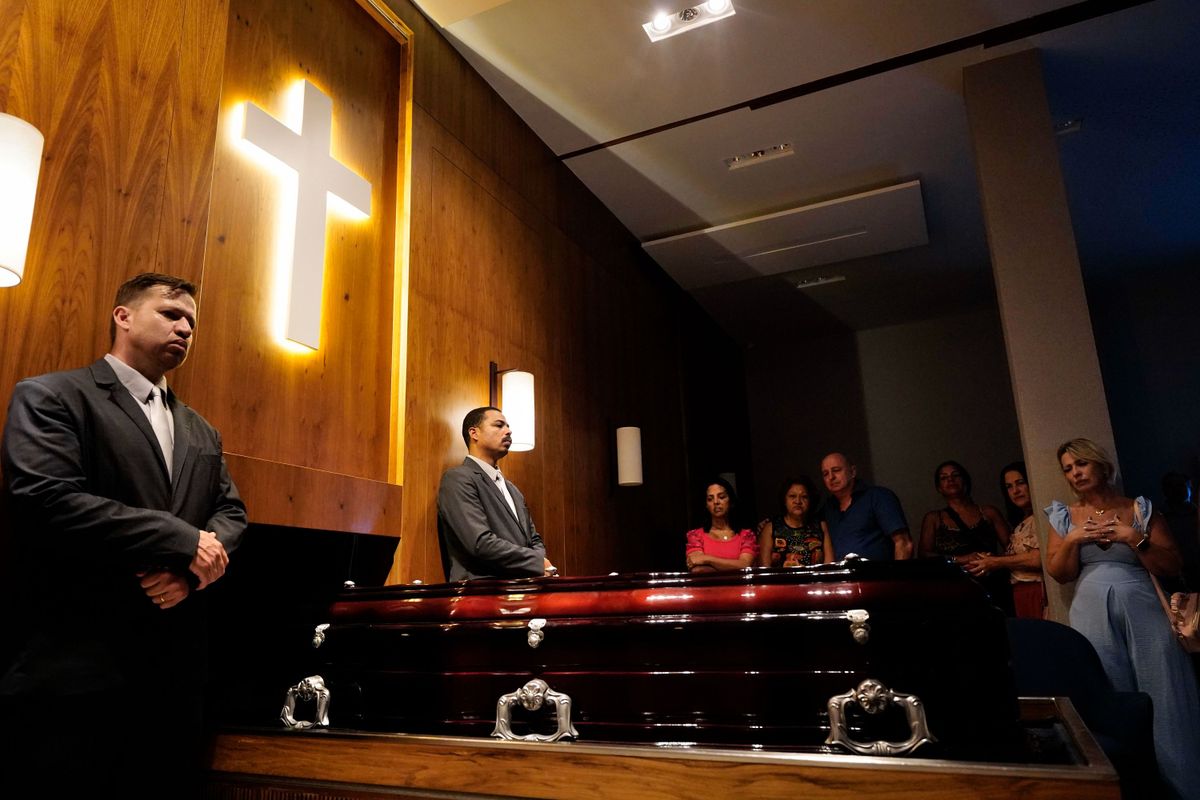 Despedida de Clarinha, paciente misteriosa que ficou em coma durante 24 anos no HPM por Fernando Madeira