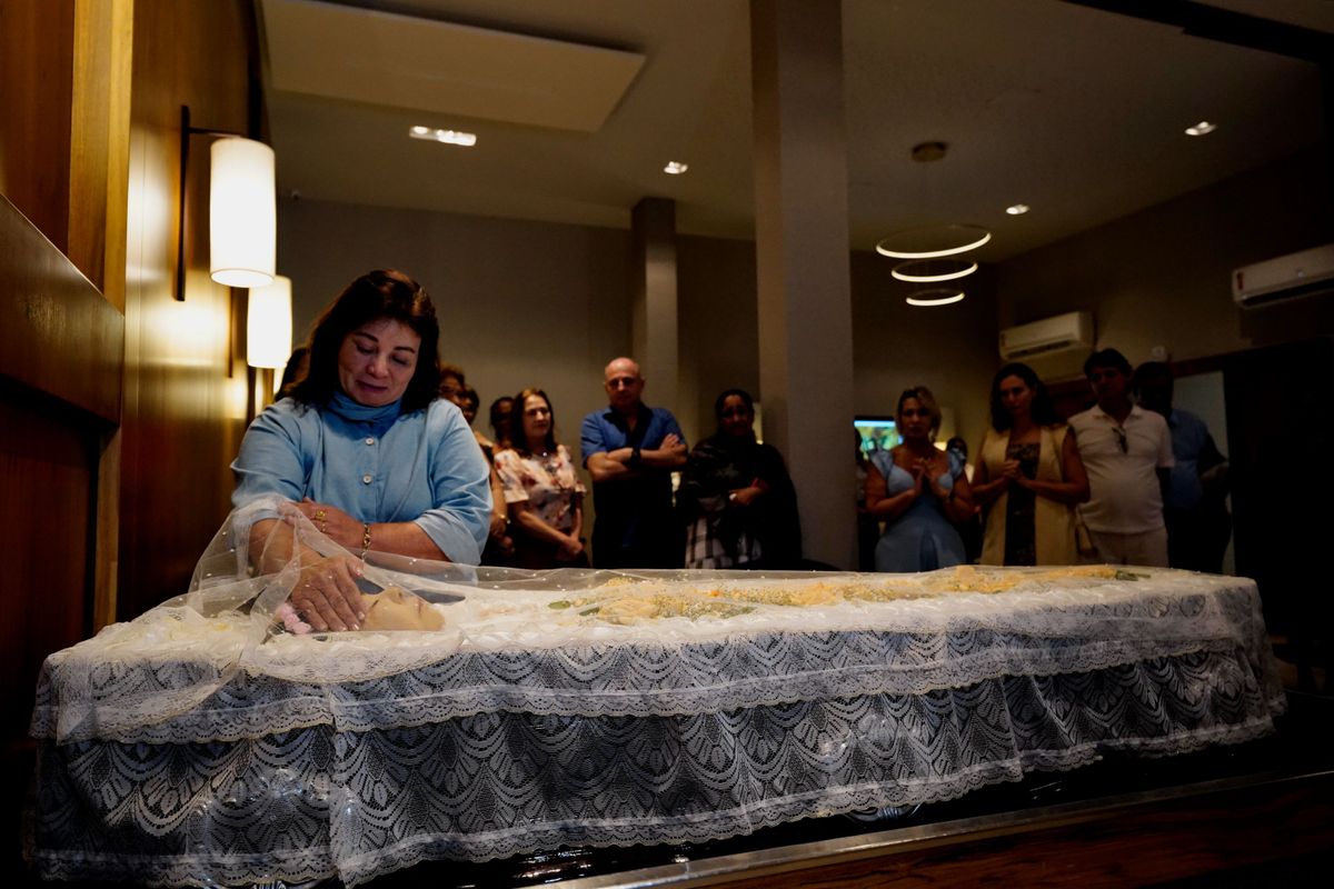 Despedida de Clarinha, paciente misteriosa que ficou em coma durante 24 anos no HPM por Fernando Madeira