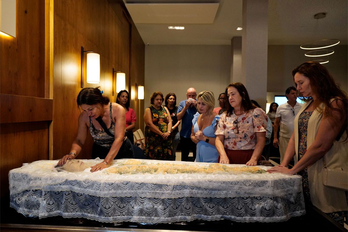 Despedida de Clarinha, paciente misteriosa que ficou em coma durante 24 anos no HPM por Fernando Madeira