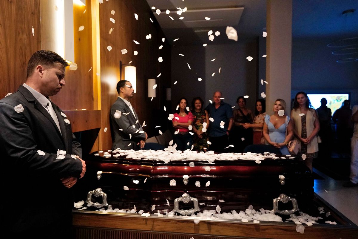 Despedida de Clarinha, paciente misteriosa que ficou em coma durante 24 anos no HPM por Fernando Madeira