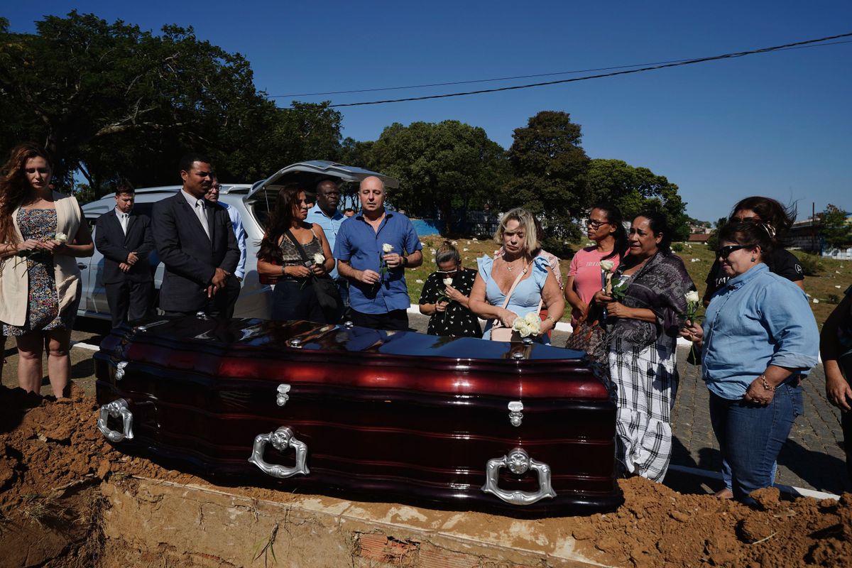 Despedida de Clarinha, paciente misteriosa que ficou em coma durante 24 anos no HPM por Fernando Madeira