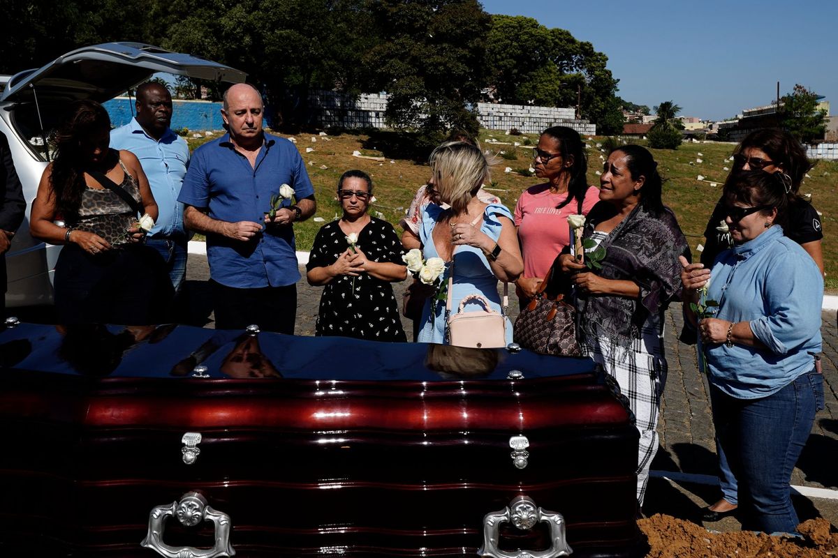 Despedida de Clarinha, paciente misteriosa que ficou em coma durante 24 anos no HPM por Fernando Madeira