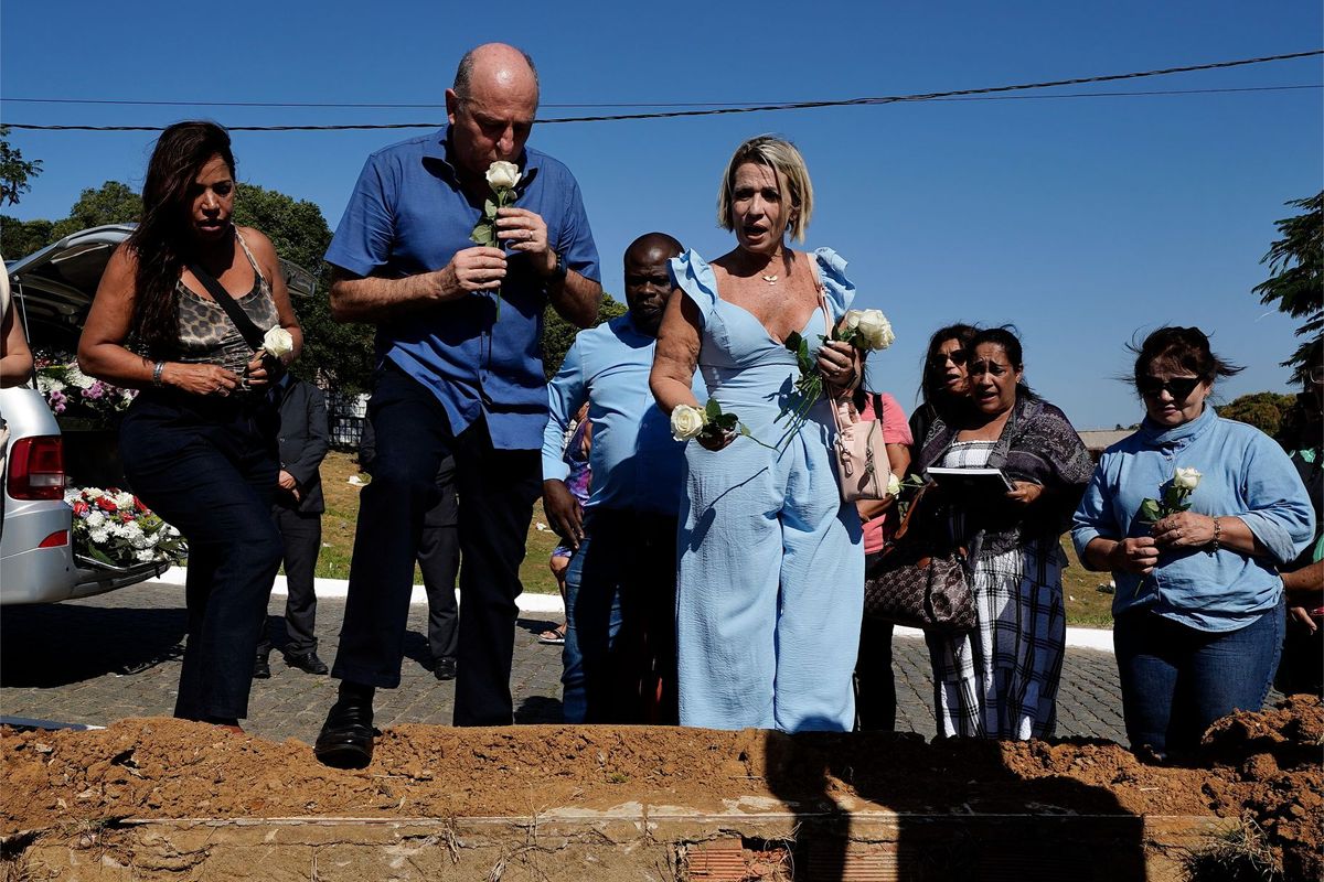 Despedida de Clarinha, paciente misteriosa que ficou em coma durante 24 anos no HPM por Fernando Madeira