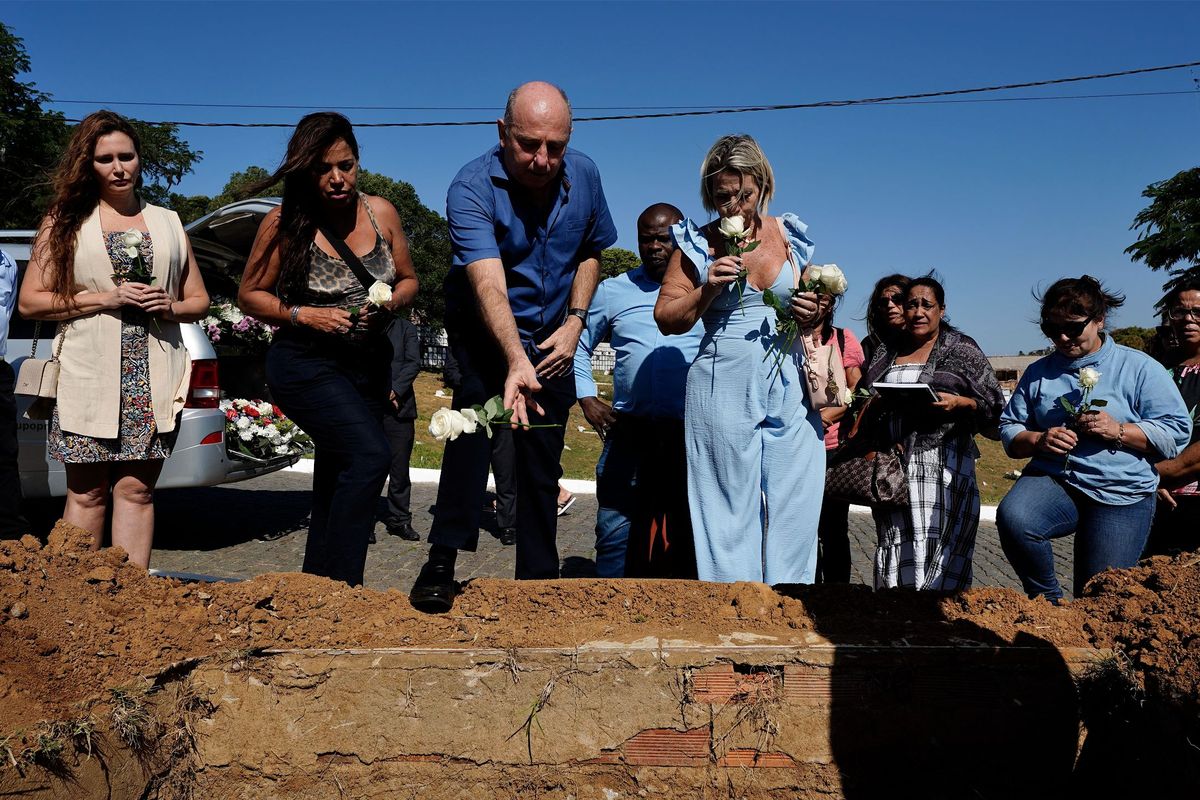 Despedida de Clarinha, paciente misteriosa que ficou em coma durante 24 anos no HPM por Fernando Madeira