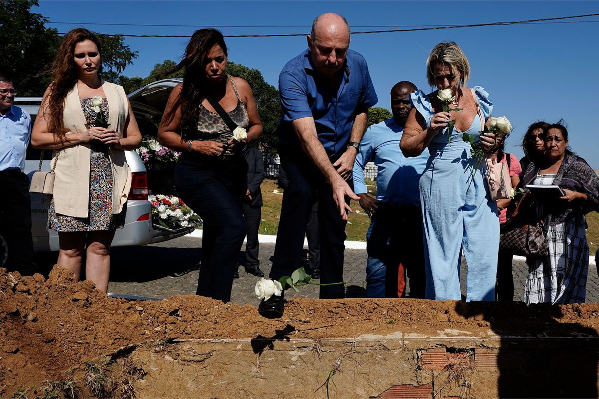 Despedida de Clarinha, paciente misteriosa que ficou em coma durante 24 anos no HPM por Fernando Madeira