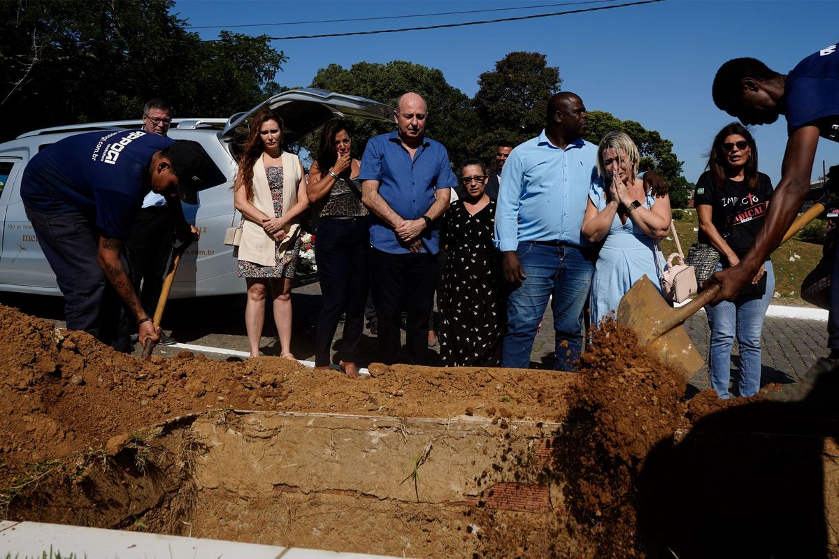 Despedida de Clarinha, paciente misteriosa que ficou em coma durante 24 anos no HPM por Fernando Madeira