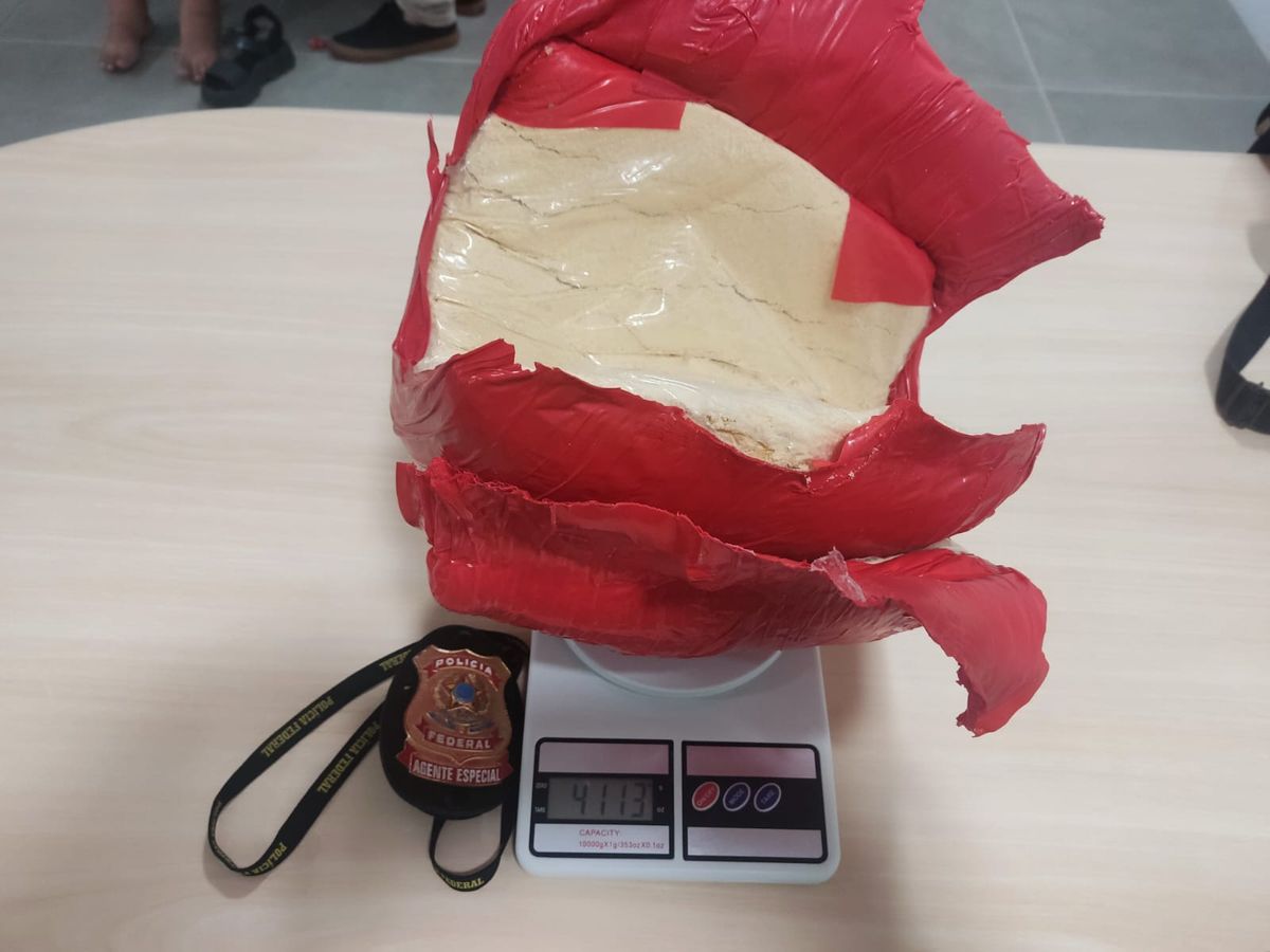 Mulher é flagrada com 4 kg de cocaína nas pernas ao desembarcar no Aeroporto de Vitória