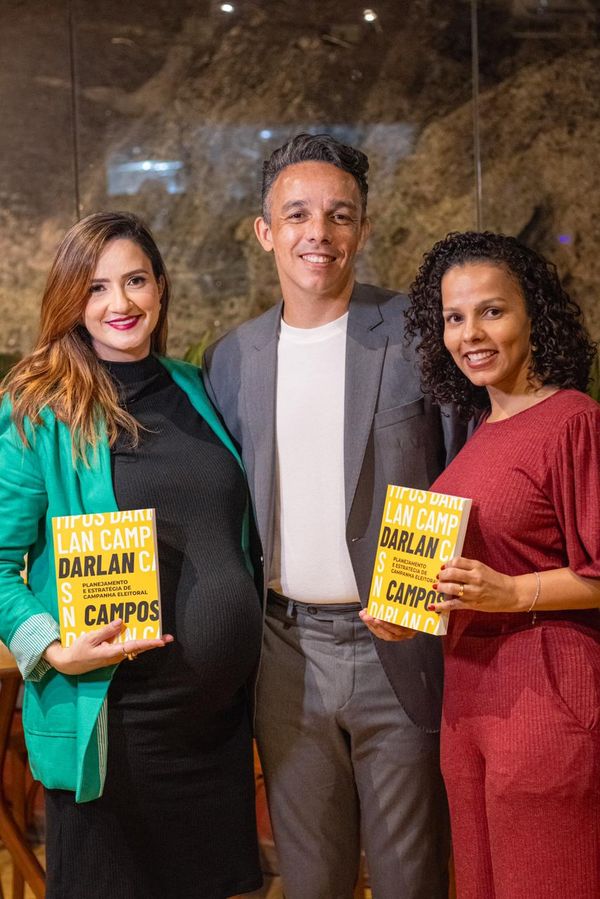 O consultor Darlan Campos entre a esposa Juliene Campos e Francine Campos no lançamento do seu novo livro 