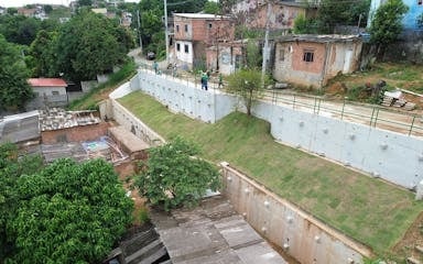 Obras do Fundo Cidades - adaptação dos municípios às mudanças climáticas - Cortina atirantada e solo grampeado em Cariacica por SEG/Divulgação