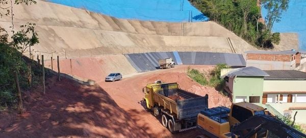 Obras do Fundo Cidades - adaptação dos municípios às mudanças climáticas - Estabilização e contenção de encosta em Muniz Freire por SEG/Divulgação