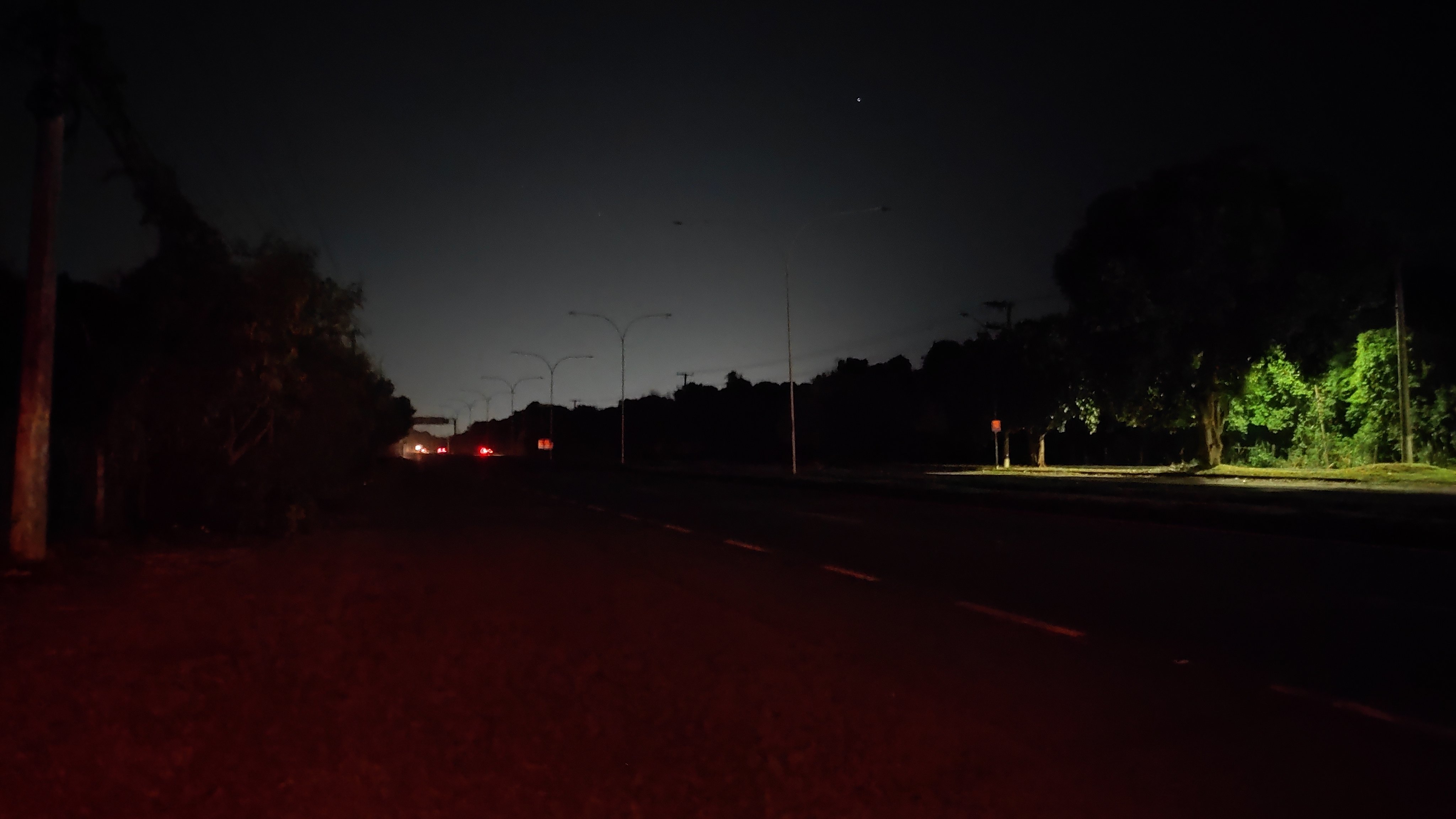 Imagens foram registradas na noite de segunda-feira (13) e mostram escuridão no local