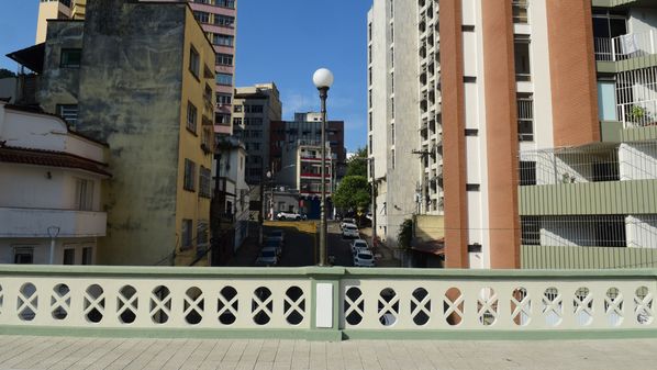 Comecei por atravessar o Viaduto Caramuru, todo luminoso e imponente, agora livre de estacionamento e passagem de carros, depois de sua reforma e ressurreição