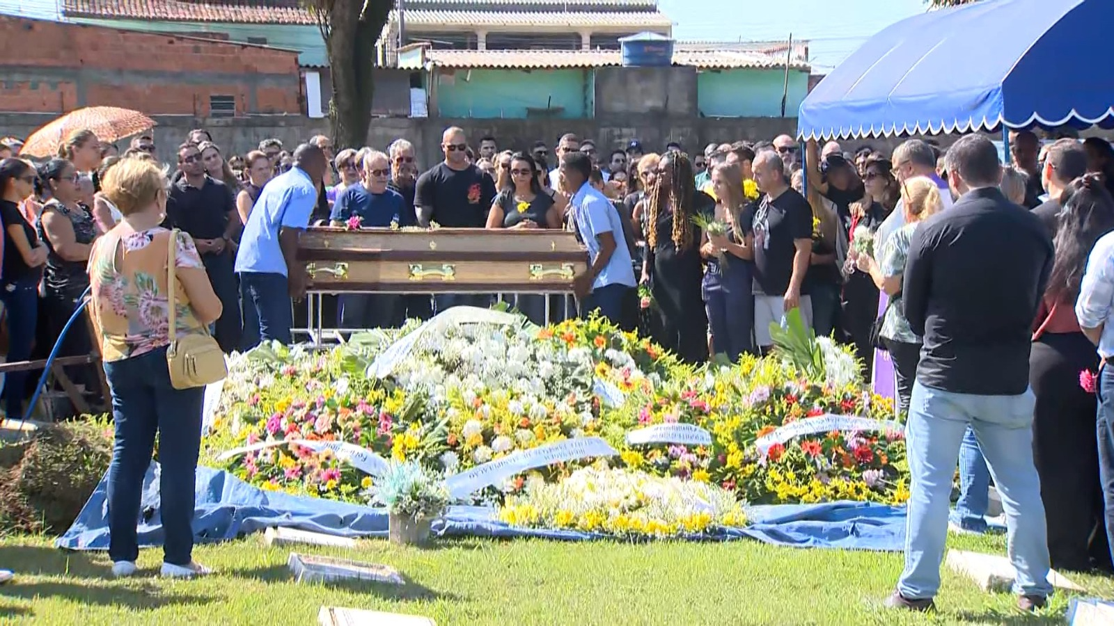 Médico Leandro Médice é enterrado em cemitério na Serra por Ari Mello