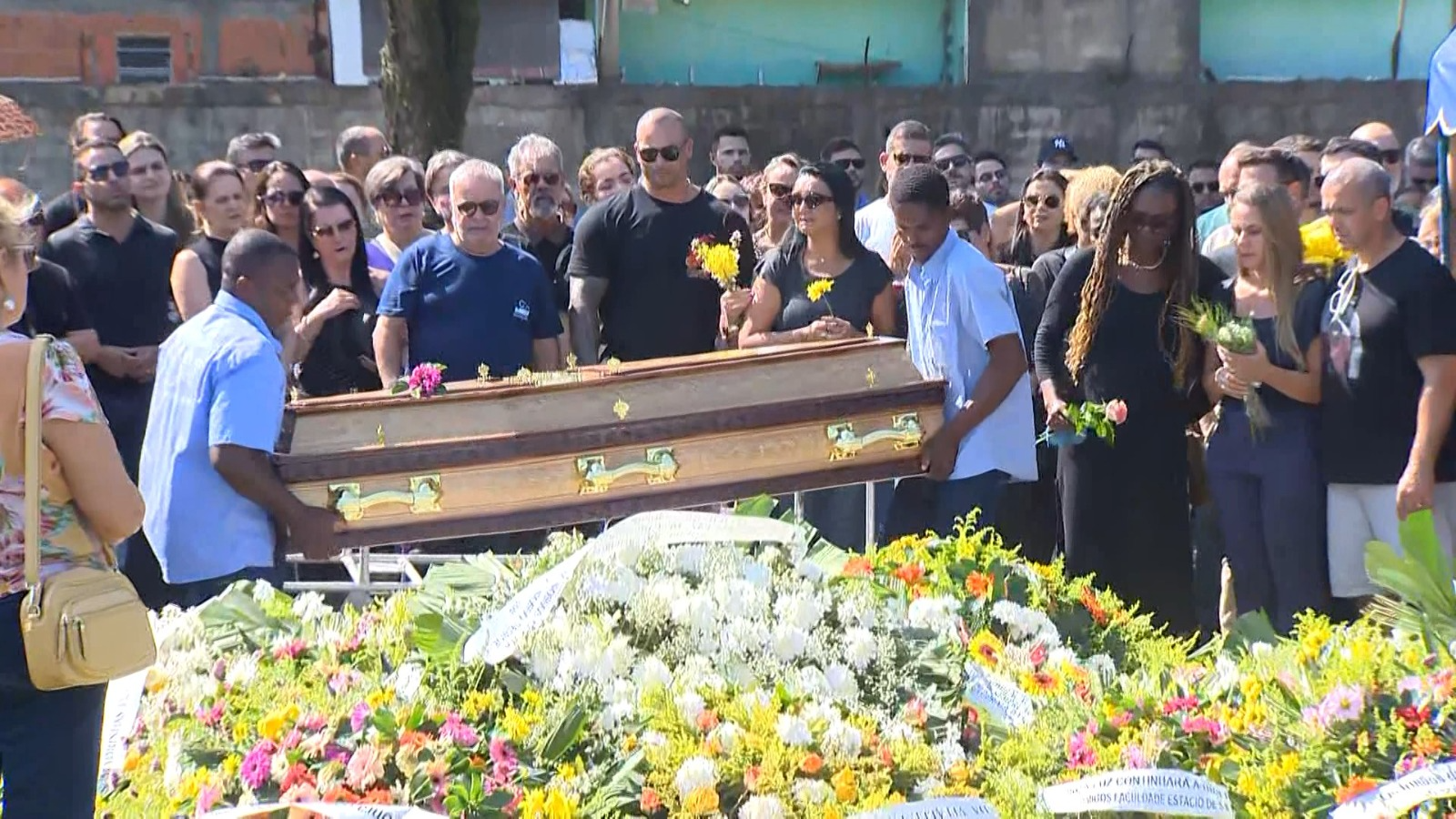 Médico Leandro Médice é enterrado em cemitério na Serra por Ari Mello