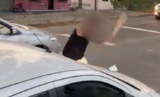 Um vídeo registrou o momento em que o agente socioeducativo acerta o veículo da mulher com um pedaço de madeira, no bairro IBC