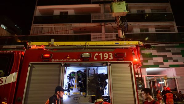 Incêndio atingiu apartamento na Rodovia do Sol em Vila Velha; prédio foi evacuado
