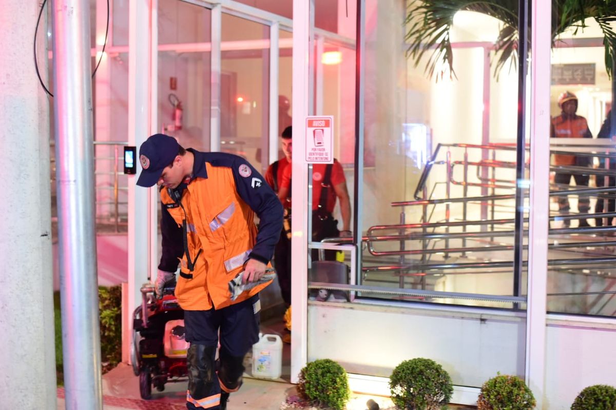Incêndio atingiu apartamento na Rodovia do Sol em Vila Velha; prédio foi evacuado por Vitor Jubini/A Gazeta