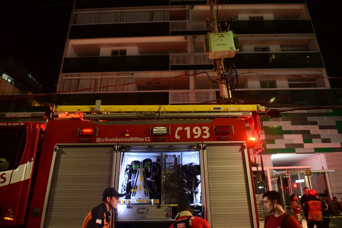 Incêndio atingiu apartamento na Rodovia do Sol em Vila Velha; prédio foi evacuado por Vitor Jubini/A Gazeta
