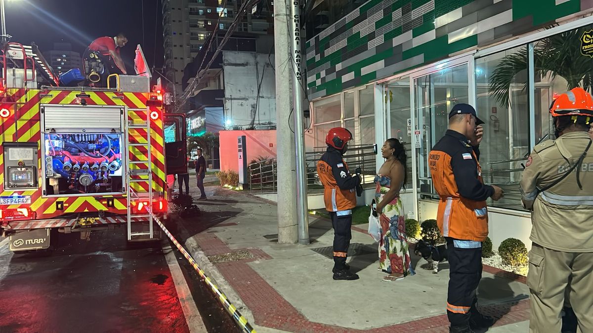 Prédio foi evacuado após incêndio em apartamento