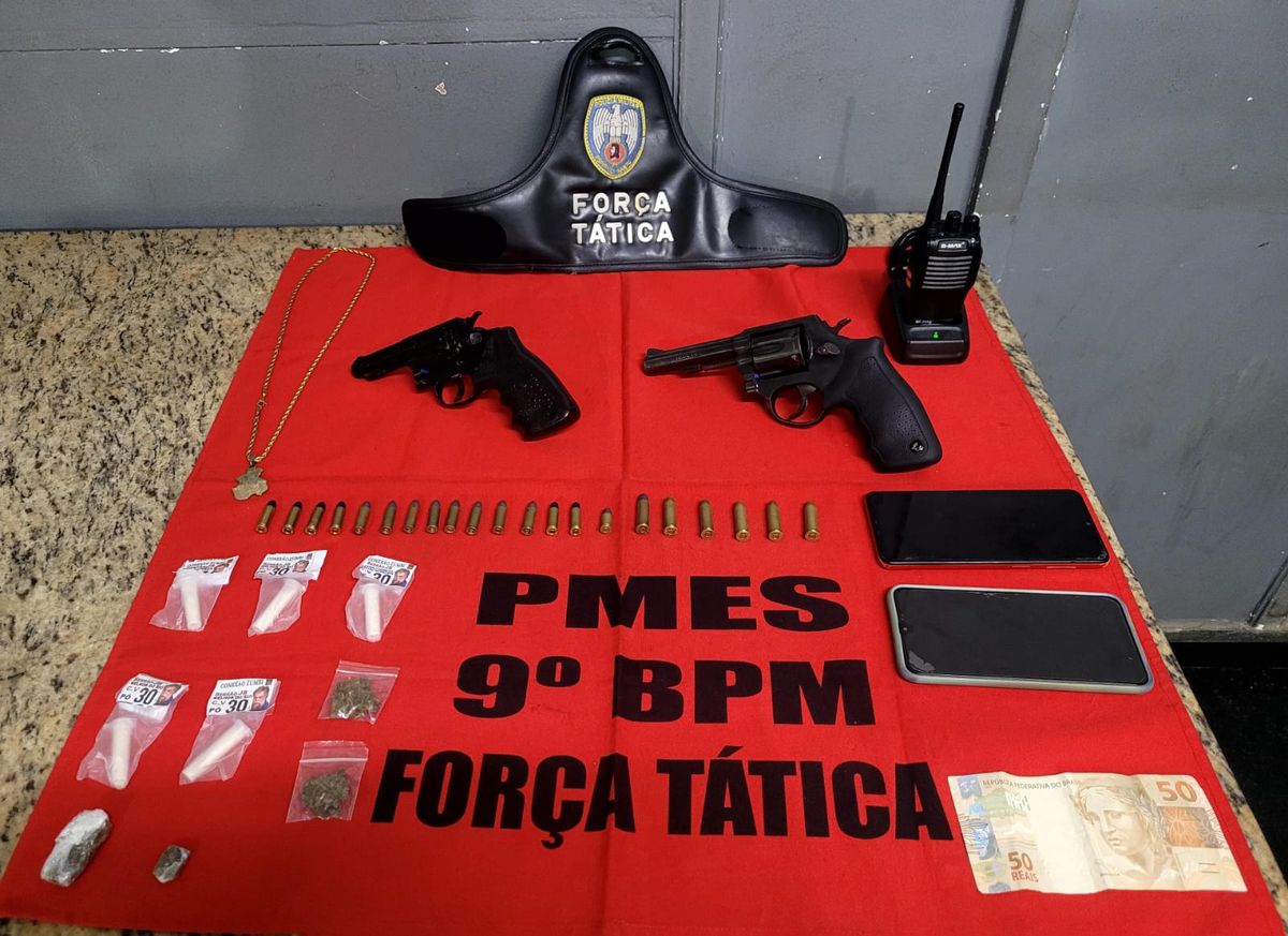 Armas, munições e rádio comunicador foram apreendidos 