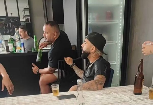 Gabigol é fotografado tomando cerveja com a camisa do Corinthians