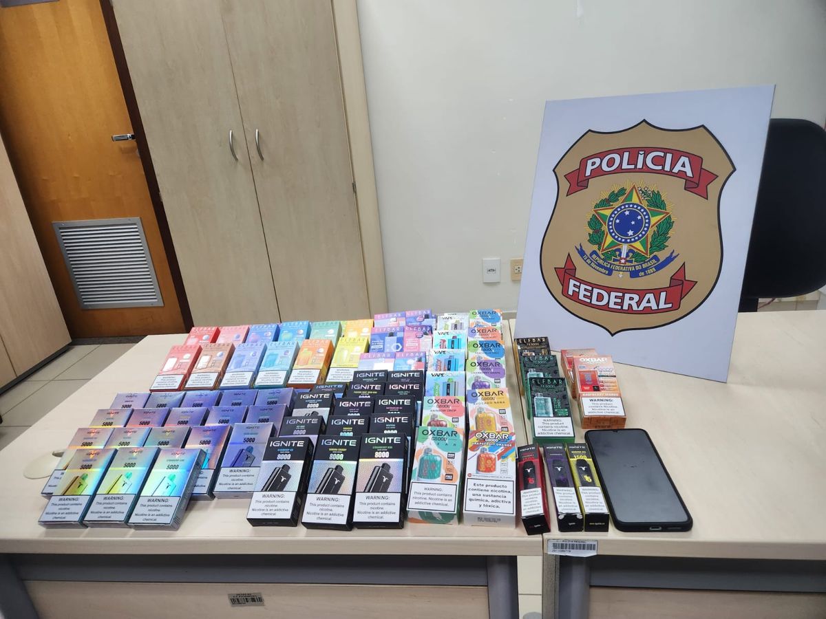 Homem foi preso pela venda de cigarros eletrônicos contrabandeados; 86 produtos foram apreendidos