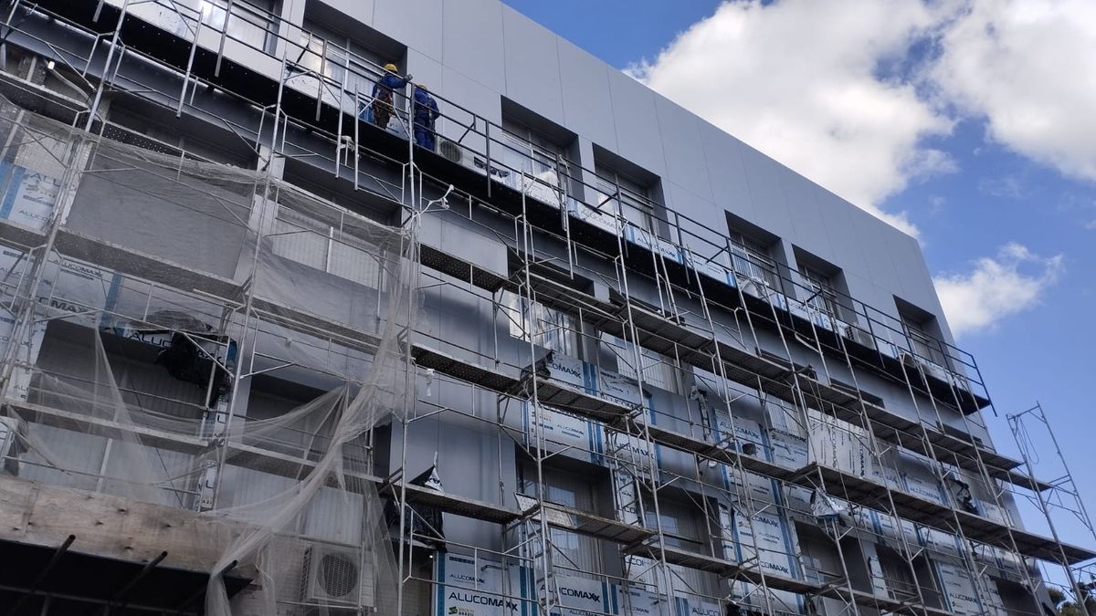 Suspeito se aproveitou de andaimes para acessar sala onde armas estavam na delegacia