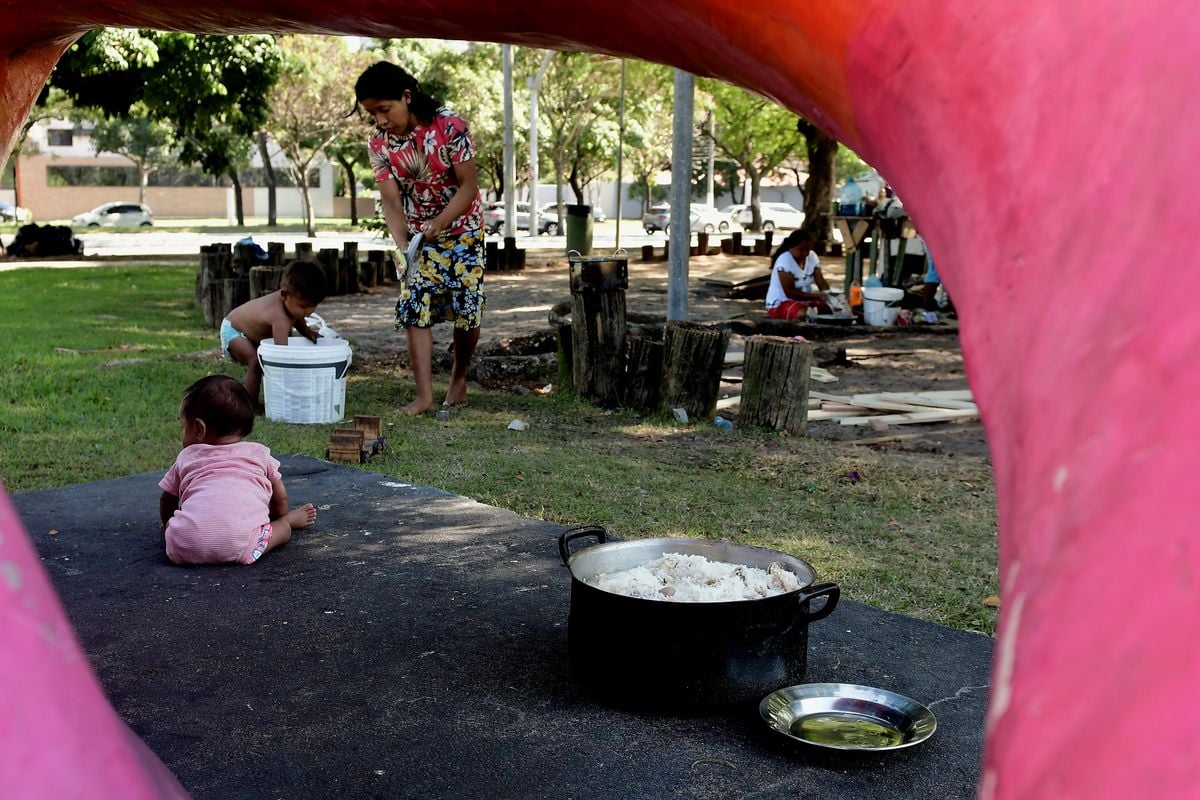 Venezuelanos deixam ocupação no Centro de Vitória e acampam ao lado do monumento 360º