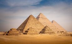 Cientistas dizem que os monumentos provavelmente foram construídos ao longo de um 'braço' agora extinto do Rio Nilo