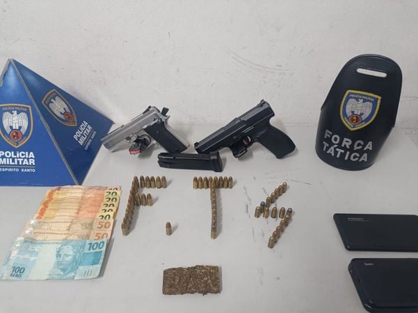 Duas armas, droga e dinheiro estão entre os materiais apreendidos com os suspeitos em Colatina